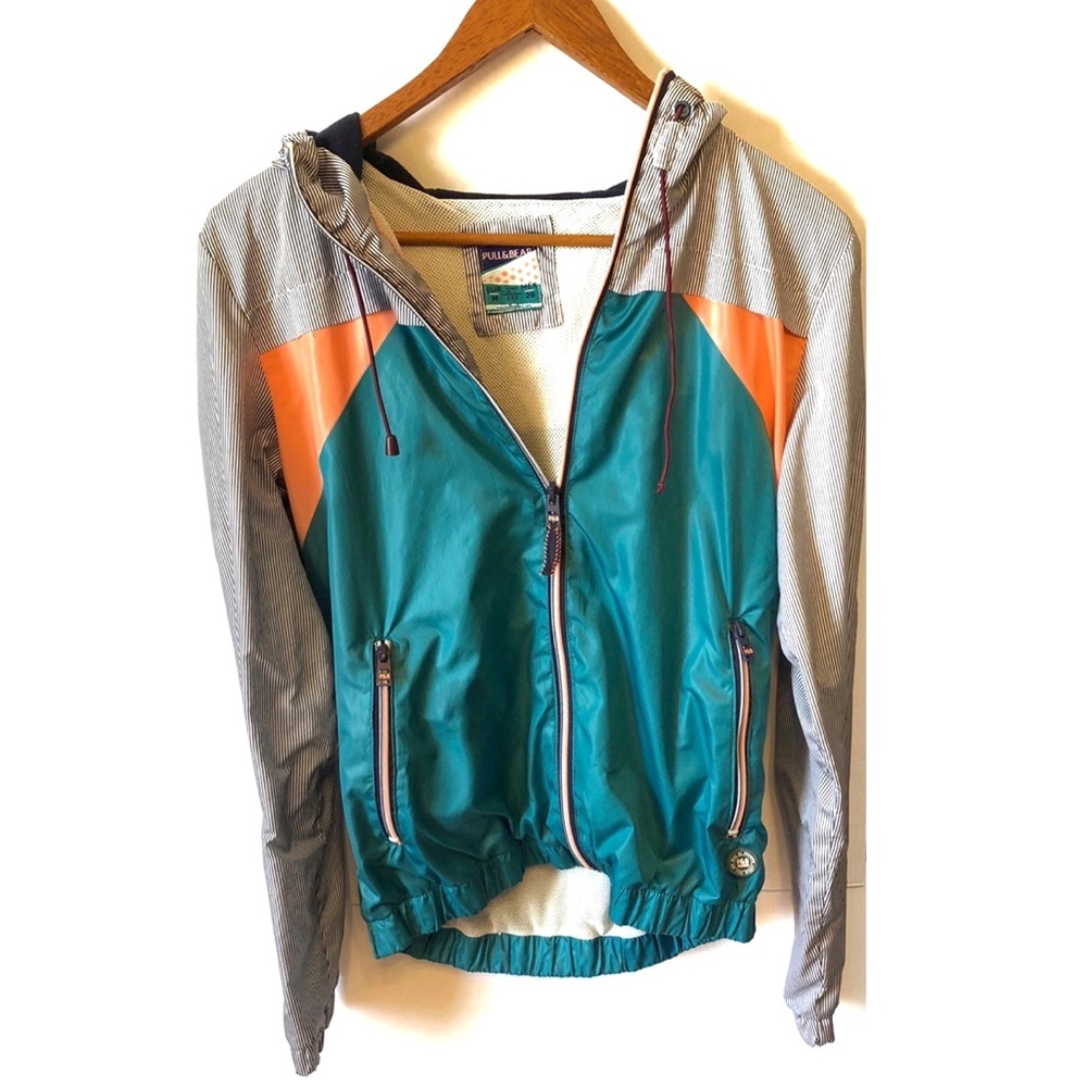 Pull & Bear windbreaker retro gym style.